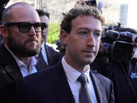 Meta CEO'su Mark Zuckerberg, sosyal medya platformlarının çocukları kasten bağımlı hale getirip zarar verip vermediği konusunda tarihi bir davanın görüleceği Los Angeles'a 18 Şubat 2026 Çarşamba günü geldi. Fotoğraf: Spectrum News