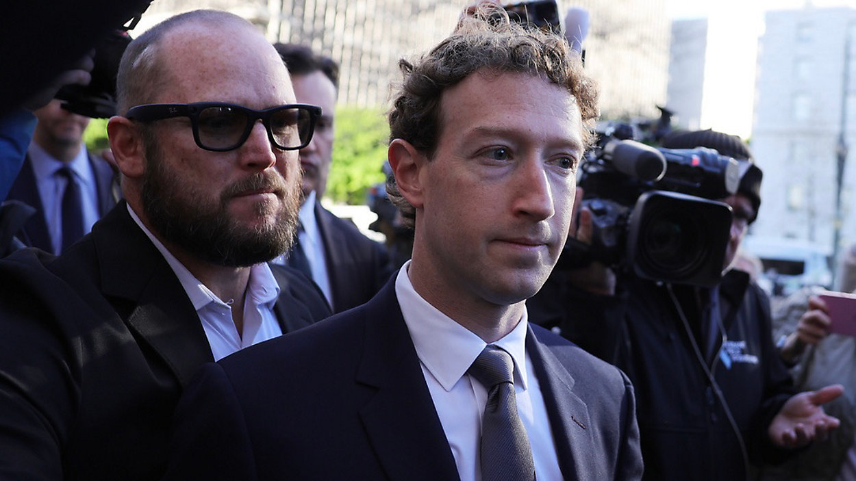 Meta CEO'su Mark Zuckerberg, sosyal medya platformlarının çocukları kasten bağımlı hale getirip zarar verip vermediği konusunda tarihi bir davanın görüleceği Los Angeles'a 18 Şubat 2026 Çarşamba günü geldi. Fotoğraf: Spectrum News