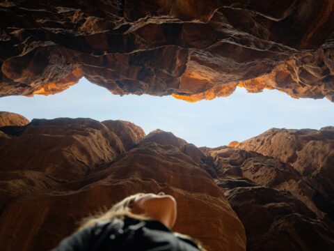 Modern Dünyada Mutlu Olma Zorunluluğu: Sürekli İyi Olma Baskısı Sürekli İyi Olma Baskısı: Modern Dünyada Mutlu Olma Zorunluluğu - Hülya Konar - Fonksiyonelyasam.com