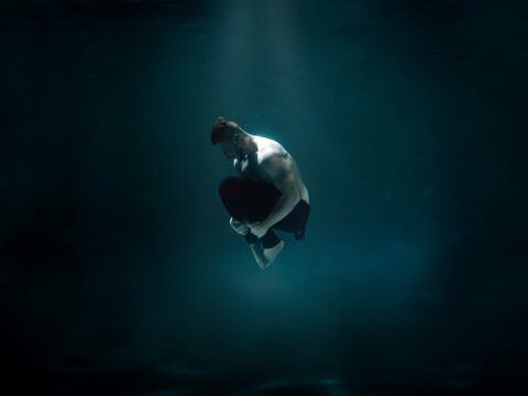 Kaçmak çözüm değil, yaptığın seçimleri gözden geçirmek ise bir çözüm | Yiğit Penguen