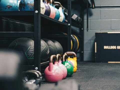 Spor Salonunda Ortada Dikilip Kalıyorsunuz — Ama Sorun Özgüveniniz Değil Spor Salonunda Ortada Dikilip Kalıyorsunuz — Ama Sorun Özgüveniniz Değil | Fonksiyonel Yaşam